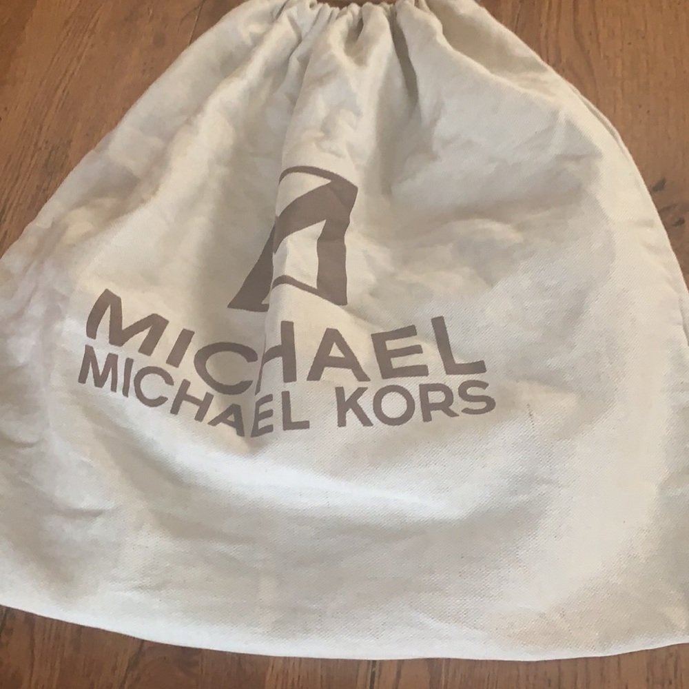 Michael Kors ivory pebbled leather, hobo with front pockets .  mint condition - Picture 13 of 13